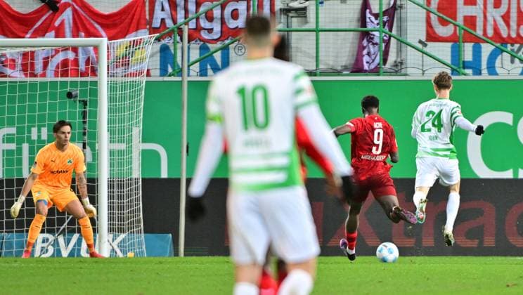 24.01.2025 - Fussball - Saison 2024 2025 - 2. Fussball - Bundesliga - 19. Spieltag: SpVgg Greuther Fürth ( Kleeblatt ) - 1. FC Kaiserslautern Lautern FCK ( Rote Teufel ) - Sportfoto Zink MeZi - xmexzix - DFL regulations prohibit any use of photographs as image sequences and or quasi-video - only for editorial use - Ragnar Ache (9, 1. FC Kaiserslautern FCK ) erzielt Treffer Tor Torschuß zum 2:4 gegen Nahuel Noll (44, SpVgg Greuther Fürth ) Marco John (24, SpVgg Greuther Fürth )