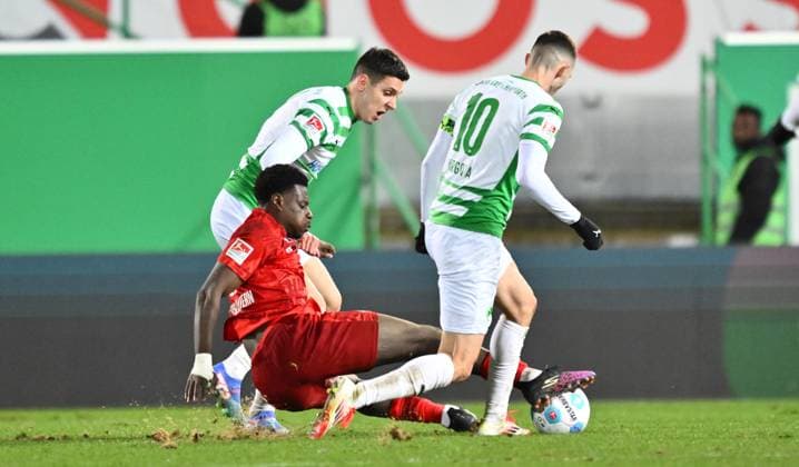 24.01.2025 - Fussball - Saison 2024 2025 - 2. Fussball - Bundesliga - 19. Spieltag: SpVgg Greuther Fürth ( Kleeblatt ) - 1. FC Kaiserslautern Lautern FCK ( Rote Teufel ) - Sportfoto Zink - xwoxzix - DFL regulations prohibit any use of photographs as image sequences and or quasi-video - only for editorial use - Damian Michalski (4, SpVgg Greuther Fürth ) Ragnar Ache (9, 1. FC Kaiserslautern FCK )