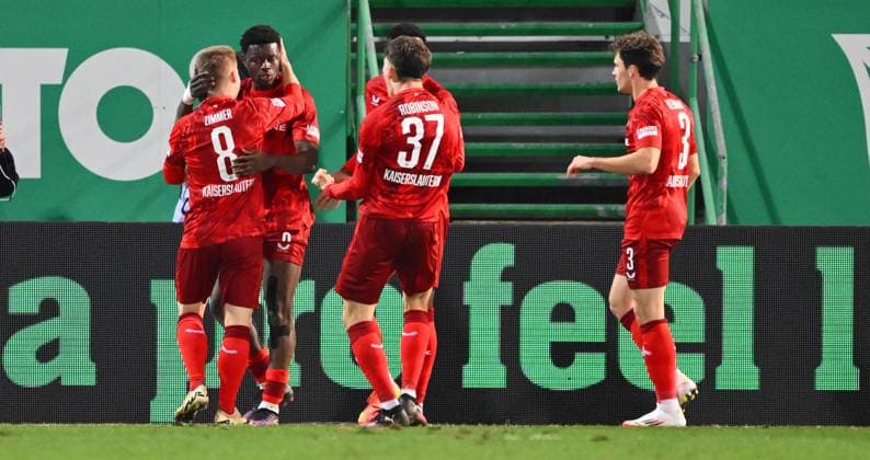 24.01.2025 - Fussball - Saison 2024 2025 - 2. Fussball - Bundesliga - 19. Spieltag: SpVgg Greuther Fürth ( Kleeblatt ) - 1. FC Kaiserslautern Lautern FCK ( Rote Teufel ) - Sportfoto Zink - xwoxzix - DFL regulations prohibit any use of photographs as image sequences and or quasi-video - only for editorial use - Torjubel Jubel Freude nach Treffer Tor Torschuß zum 2:4 durch Ragnar Ache (9, 1. FC Kaiserslautern FCK ) -