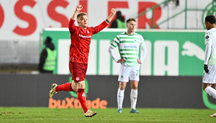 24.01.2025 - Fussball - Saison 2024 2025 - 2. Fussball - Bundesliga - 19. Spieltag: SpVgg Greuther Fürth ( Kleeblatt ) - 1. FC Kaiserslautern Lautern FCK ( Rote Teufel ) - Sportfoto Zink - xwoxzix - DFL regulations prohibit any use of photographs as image sequences and or quasi-video - only for editorial use - Jean Zimmer (8, 1. FC Kaiserslautern FCK ) ballt Faust Fäuste - Jubel Freude