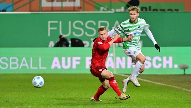 24.01.2025 - Fussball - Saison 2024 2025 - 2. Fussball - Bundesliga - 19. Spieltag: SpVgg Greuther Fürth ( Kleeblatt ) - 1. FC Kaiserslautern Lautern FCK ( Rote Teufel ) - Sportfoto Zink MeZi - xmexzix - DFL regulations prohibit any use of photographs as image sequences and or quasi-video - only for editorial use - Jean Zimmer (8, 1. FC Kaiserslautern FCK ) Marco John (24, SpVgg Greuther Fürth, rechts )