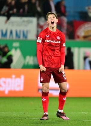 24.01.2025 - Fussball - Saison 2024 2025 - 2. Fussball - Bundesliga - 19. Spieltag: SpVgg Greuther Fürth ( Kleeblatt ) - 1. FC Kaiserslautern Lautern FCK ( Rote Teufel ) - Sportfoto Zink MeZi - xmexzix - DFL regulations prohibit any use of photographs as image sequences and or quasi-video - only for editorial use - Leon Robinson (37, 1. FC Kaiserslautern FCK ) ballt Faust Fäuste Jubel Freude