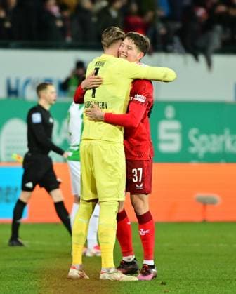 24.01.2025 - Fussball - Saison 2024 2025 - 2. Fussball - Bundesliga - 19. Spieltag: SpVgg Greuther Fürth ( Kleeblatt ) - 1. FC Kaiserslautern Lautern FCK ( Rote Teufel ) - Sportfoto Zink MeZi - xmexzix - DFL regulations prohibit any use of photographs as image sequences and or quasi-video - only for editorial use - Julian Krahl (1, 1. FC Kaiserslautern FCK ) Leon Robinson (37, 1. FC Kaiserslautern FCK ) Jubel Freude nach Spielende