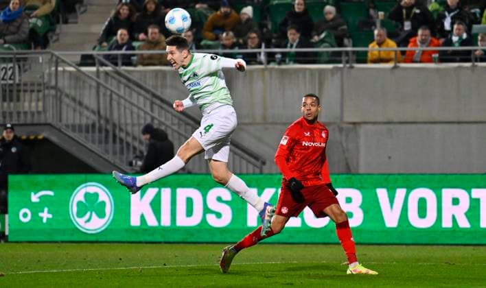 24.01.2025 - Fussball - Saison 2024 2025 - 2. Fussball - Bundesliga - 19. Spieltag: SpVgg Greuther Fürth ( Kleeblatt ) - 1. FC Kaiserslautern Lautern FCK ( Rote Teufel ) - Sportfoto Zink - xwoxzix - DFL regulations prohibit any use of photographs as image sequences and or quasi-video - only for editorial use - Damian Michalski (4, SpVgg Greuther Fürth ) Jan Gyamerah (32, 1. FC Kaiserslautern FCK )