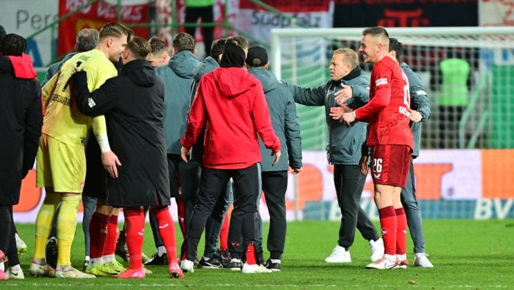 24.01.2025 - Fussball - Saison 2024 2025 - 2. Fussball - Bundesliga - 19. Spieltag: SpVgg Greuther Fürth ( Kleeblatt ) - 1. FC Kaiserslautern Lautern FCK ( Rote Teufel ) - Sportfoto Zink MeZi - xmexzix - DFL regulations prohibit any use of photographs as image sequences and or quasi-video - only for editorial use - Julian Krahl (1, 1. FC Kaiserslautern FCK ) Markus Anfang (Trainer 1. FC Kaiserslautern FCK ) Filip Kaloc (26, 1. FC Kaiserslautern FCK ) Jubel Freude nach Spielende