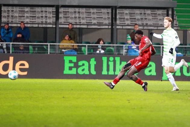 24.01.2025, xrekx, Fussball 2.Bundesliga, Spvgg Greuther Fuerth - 1.FC Kaiserslautern emspor, v.l. Ragnar Ache (1.FC Kaiserslautern) mit dem Torschusss zum 4 (DFL DFB REGULATIONS PROHIBIT ANY USE OF PHOTOGRAPHS as IMAGE SEQUENCES and or QUASI-VIDEO) Fuerth