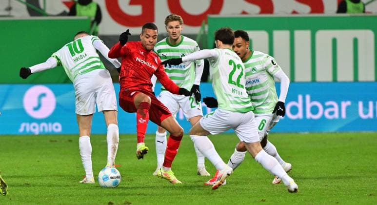 24.01.2025 - Fussball - Saison 2024 2025 - 2. Fussball - Bundesliga - 19. Spieltag: SpVgg Greuther Fürth ( Kleeblatt ) - 1. FC Kaiserslautern Lautern FCK ( Rote Teufel ) - Sportfoto Zink MeZi - xmexzix - DFL regulations prohibit any use of photographs as image sequences and or quasi-video - only for editorial use - Jan Gyamerah (32, 1. FC Kaiserslautern FCK ) gegen Branimir Hrgota (10, SpVgg Greuther Fürth ) Marco John (24, SpVgg Greuther Fürth ) Nemanja Motika (22, SpVgg Greuther Fürth ) Sacha Banse Bansé (6, SpVgg Greuther Fürth, rechts )