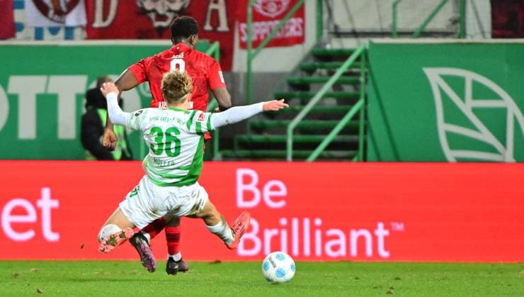 24.01.2025 - Fussball - Saison 2024 2025 - 2. Fussball - Bundesliga - 19. Spieltag: SpVgg Greuther Fürth ( Kleeblatt ) - 1. FC Kaiserslautern Lautern FCK ( Rote Teufel ) - Sportfoto Zink MeZi - xmexzix - DFL regulations prohibit any use of photographs as image sequences and or quasi-video - only for editorial use - Philipp Müller (36, SpVgg Greuther Fürth ) foult Ragnar Ache (9, 1. FC Kaiserslautern FCK ) - Szene zu rote Karte Rot Platzverweis für Philipp Müller (36, SpVgg Greuther Fürth )
