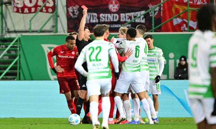 24.01.2025 - Fussball - Saison 2024 2025 - 2. Fussball - Bundesliga - 19. Spieltag: SpVgg Greuther Fürth ( Kleeblatt ) - 1. FC Kaiserslautern Lautern FCK ( Rote Teufel ) - Sportfoto Zink MeZi - xmexzix - DFL regulations prohibit any use of photographs as image sequences and or quasi-video - only for editorial use - Felix Prigan (Schiedsrichter ) zeigt Philipp Müller (36, SpVgg Greuther Fürth ) rote Karte Rot Platzverweis nach Foul an Ragnar Ache (9, 1. FC Kaiserslautern FCK )