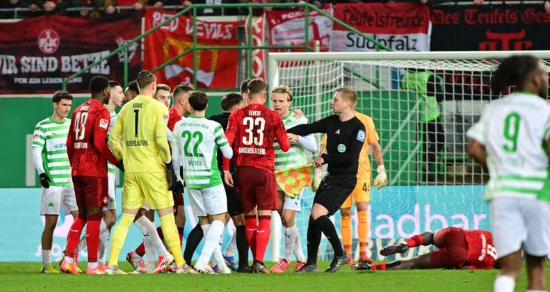 24.01.2025 - Fussball - Saison 2024 2025 - 2. Fussball - Bundesliga - 19. Spieltag: SpVgg Greuther Fürth ( Kleeblatt ) - 1. FC Kaiserslautern Lautern FCK ( Rote Teufel ) - Sportfoto Zink MeZi - xmexzix - DFL regulations prohibit any use of photographs as image sequences and or quasi-video - only for editorial use - Rudelbildung nach Foul und rote Karte Rot Platzverweis gegen Philipp Müller (36, SpVgg Greuther Fürth ) - Ragnar Ache (9, 1. FC Kaiserslautern FCK ) angeschlagen am Boden - Steven Greif (Linienrichter Schiedsrichter-Assistent )