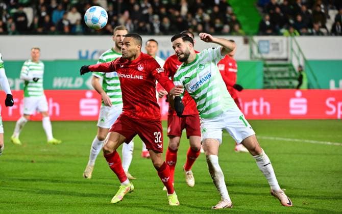 24.01.2025 - Fussball - Saison 2024 2025 - 2. Fussball - Bundesliga - 19. Spieltag: SpVgg Greuther Fürth ( Kleeblatt ) - 1. FC Kaiserslautern Lautern FCK ( Rote Teufel ) - Sportfoto Zink MeZi - xmexzix - DFL regulations prohibit any use of photographs as image sequences and or quasi-video - only for editorial use - Jan Gyamerah (32, 1. FC Kaiserslautern FCK, links ) Niko Gießelmann Giesselmann (17, SpVgg Greuther Fürth )
