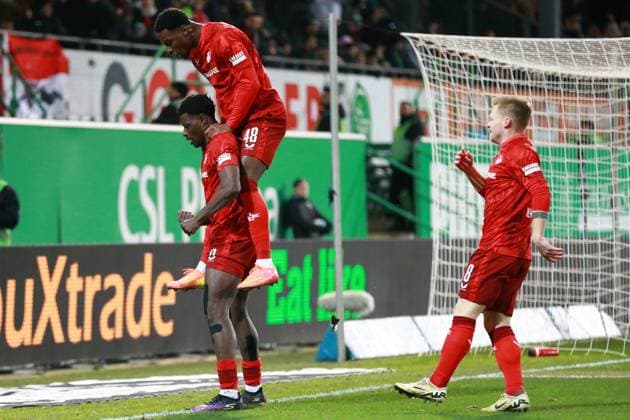 24.01.2025, xrekx, Fussball 2.Bundesliga, Spvgg Greuther Fuerth - 1.FC Kaiserslautern emspor, v.l. Ragnar Ache (1.FC Kaiserslautern) erzielt das Tor, Treffer, scores the goal zum 4:2 Jubel mit Faride Alidou (1.FC Kaiserslautern) Jean Zimmer (1.FC Kaiserslautern) (DFL DFB REGULATIONS PROHIBIT ANY USE OF PHOTOGRAPHS as IMAGE SEQUENCES and or QUASI-VIDEO) Fuerth