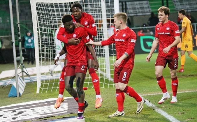 24.01.2025, xmohx, Fussball 2.Bundesliga, Spvgg Greuther Fuerth - 1.FC Kaiserslautern emspor, v.l. Ragnar Ache (Kaiserslautern) bejubelt das 4-2 (DFL DFB REGULATIONS PROHIBIT ANY USE OF PHOTOGRAPHS as IMAGE SEQUENCES and or QUASI-VIDEO) Fuerth