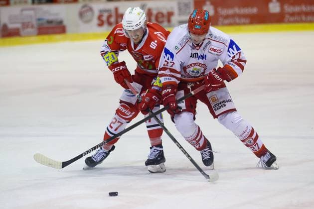 Sport Themen der Woche KW04 Sport Bilder des Tages Sahnpark Crimmitschau 24.01.2023 Saison 2024 25 Eishockey 2. Bundesliga Spieltag 40. Eispiraten Eispiraten - EV Landshut Thomas Reichel EPC rot - Alexander Dersch Landshut Crimmitschau Sachsen Germany *** Sahnpark Crimmitschau 24 01 2023 Season 2024 25 Ice Hockey 2 Bundesliga Matchday 40 Eispiraten Eispiraten EV Landshut Thomas Reichel EPC red Alexander Dersch Landshut Crimmitschau Sachsen Germany