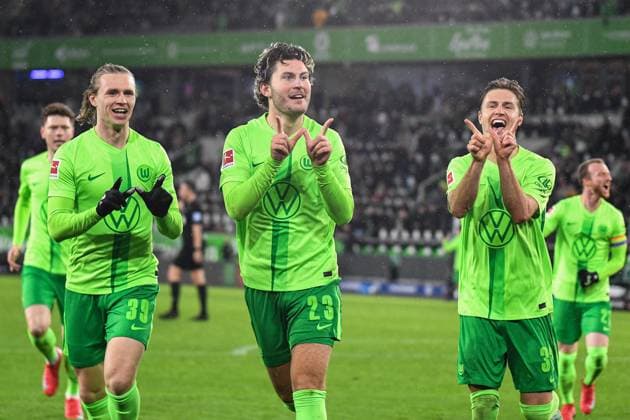 Sport Themen der Woche KW04 Sport Bilder des Tages Fußball I Herren I Saison 2024-2025 I Bundesliga I 19. Spieltag I VfL Wolfsburg - Holstein Kiel I 24.01.2025 Torjubel Patrick Wimmer (39, VfL Wolfsburg), Torschütze Jonas Wind (23, VfL Wolfsburg) und Mattias Svanberg (32, VfL Wolfsburg) Wolfsburg Volkswagen Arena Niedersachsen Deutschland *** Soccer I Men I Season 2024 2025 I Bundesliga I 19 Matchday I VfL Wolfsburg Holstein Kiel I 24 01 2025 Goal celebration Patrick Wimmer 39, VfL Wolfsburg , Scorer Jonas Wind 23, VfL Wolfsburg and Mattias Svanberg 32, VfL Wolfsburg Wolfsburg Volkswagen Arena Niedersachsen Germany Copyright: xLobeca InesxHähnelx