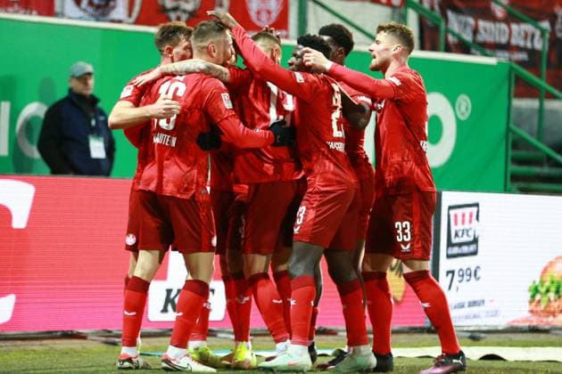 24.01.2025, xrekx, Fussball 2.Bundesliga, Spvgg Greuther Fuerth - 1.FC Kaiserslautern emspor, v.l. Filip Kaloc (1.FC Kaiserslautern) erzielt das Tor, Treffer, scores the goal zum 3:2, Jubel mit Daniel Hanslik (1.FC Kaiserslautern) Erik Wekesser (1.FC Kaiserslautern) (DFL DFB REGULATIONS PROHIBIT ANY USE OF PHOTOGRAPHS as IMAGE SEQUENCES and or QUASI-VIDEO) Fuerth