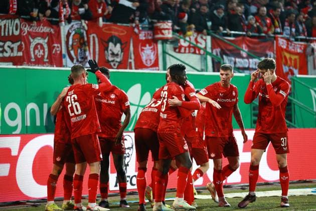24.01.2025, xrekx, Fussball 2.Bundesliga, Spvgg Greuther Fuerth - 1.FC Kaiserslautern emspor, v.l. Filip Kaloc (1.FC Kaiserslautern) erzielt das Tor, Treffer, scores the goal zum 3:2, Jubel mit Daniel Hanslik (1.FC Kaiserslautern) Erik Wekesser (1.FC Kaiserslautern) (DFL DFB REGULATIONS PROHIBIT ANY USE OF PHOTOGRAPHS as IMAGE SEQUENCES and or QUASI-VIDEO) Fuerth