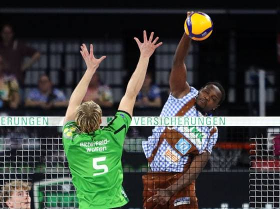 von links Luca BRIRUP (Bitterfeld), Magloire MAYAULA NZEZA (Herrsching), He-Volleyballl, Bundesliga, 2024 25, 24.01.25, WWK Volleys Herrsching vs VC Bitterfeld-Wolfen, BMW Park, Muenchen, Copyright: WolfgangxFehrmann