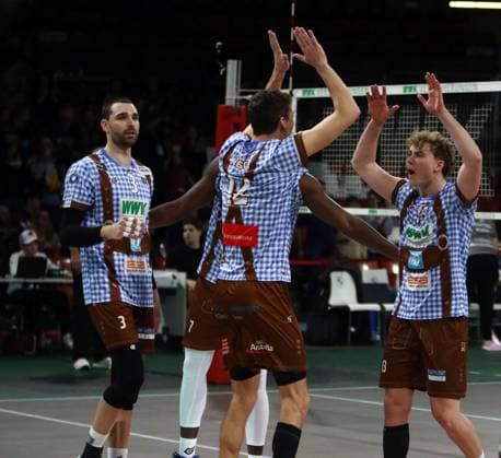 Herrschinger Freude ueber Punktgewinn, He-Volleyballl, Bundesliga, 2024 25, 24.01.25, WWK Volleys Herrsching vs VC Bitterfeld-Wolfen, BMW Park, Muenchen, Copyright: WolfgangxFehrmann