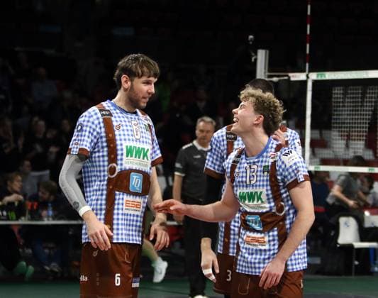 von links Filip JOHN (Herrsching), Severin BRANDT (Herrsching), Herrschinger Freude ueber Punktgewinn, He-Volleyballl, Bundesliga, 2024 25, 24.01.25, WWK Volleys Herrsching vs VC Bitterfeld-Wolfen, BMW Park, Muenchen, Copyright: WolfgangxFehrmann
