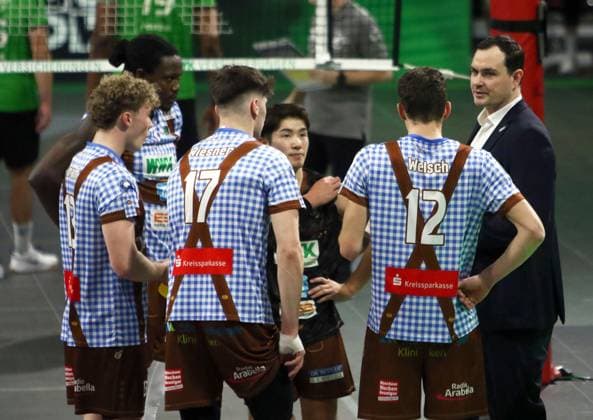 Herrschinger Auszeit, rechts headcoach Thomas RANNER (Herrsching), He-Volleyballl, Bundesliga, 2024 25, 24.01.25, WWK Volleys Herrsching vs VC Bitterfeld-Wolfen, BMW Park, Muenchen, Copyright: WolfgangxFehrmann