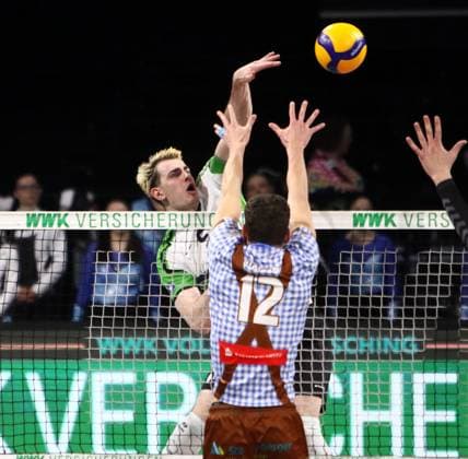 von links James AUBREY (Bitterfeld), Laurenz WELSCH (Herrsching), He-Volleyballl, Bundesliga, 2024 25, 24.01.25, WWK Volleys Herrsching vs VC Bitterfeld-Wolfen, BMW Park, Muenchen, Copyright: WolfgangxFehrmann