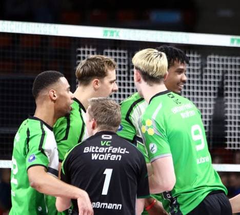Bitterfelder Freude nach Punktgewinn, He-Volleyballl, Bundesliga, 2024 25, 24.01.25, WWK Volleys Herrsching vs VC Bitterfeld-Wolfen, BMW Park, Muenchen, Copyright: WolfgangxFehrmann