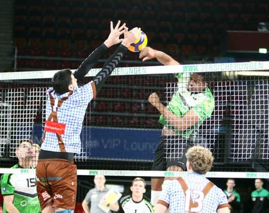 von links Djorde ILIC (Herrsching), Alberto PEDROSO GARRIGA (Bitterfeld), He-Volleyballl, Bundesliga, 2024 25, 24.01.25, WWK Volleys Herrsching vs VC Bitterfeld-Wolfen, BMW Park, Muenchen, Copyright: WolfgangxFehrmann