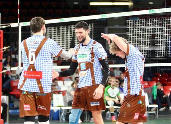 Herrschinger Freude ueber Punktgewinn, in der MItte Djorde ILIC (Herrsching), He-Volleyballl, Bundesliga, 2024 25, 24.01.25, WWK Volleys Herrsching vs VC Bitterfeld-Wolfen, BMW Park, Muenchen, Copyright: WolfgangxFehrmann