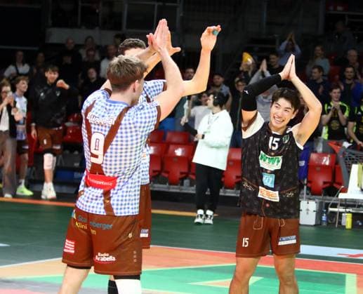 Herrschinger Freude nach dem Sieg, rechts Keisuke MATSUO (Herrsching), He-Volleyballl, Bundesliga, 2024 25, 24.01.25, WWK Volleys Herrsching vs VC Bitterfeld-Wolfen, BMW Park, Muenchen, Copyright: WolfgangxFehrmann