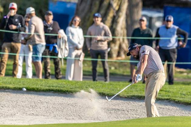 LA JOLLA, CA - JANUARY 24: Andrew Novak hits a shot out of a bunker along the 18th fairway during the third round of the Farmers Insurance Open tournament, Friday, January 24, 2025, at Torrey Pines Golf Course in La Jolla, California. (Photo by Tony Ding Icon Sportswire) GOLF: JAN 24 PGA, Golf Herren Farmers Insurance Open EDITORIAL USE ONLY Icon20250124015