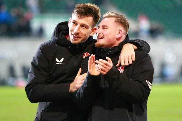 24.01.2025, xrekx, Fussball 2.Bundesliga, Spvgg Greuther Fuerth - 1.FC Kaiserslautern emspor, v.l. Daniel Hanslik (1.FC Kaiserslautern) Marlon Ritter (1.FC Kaiserslautern) bedankt bedanken sich bei den Fans, the player thanks the fans for their support (DFL DFB REGULATIONS PROHIBIT ANY USE OF PHOTOGRAPHS as IMAGE SEQUENCES and or QUASI-VIDEO) Fuerth