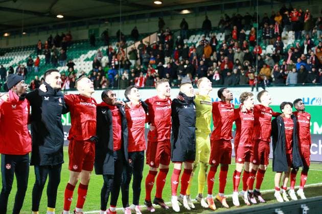 24.01.2025, xrekx, Fussball 2.Bundesliga, Spvgg Greuther Fuerth - 1.FC Kaiserslautern emspor, v.l. bedankt bedanken sich bei den Fans, the player thanks the fans for their support Die Mannschaft feiert den Sieg (DFL DFB REGULATIONS PROHIBIT ANY USE OF PHOTOGRAPHS as IMAGE SEQUENCES and or QUASI-VIDEO) Fuerth