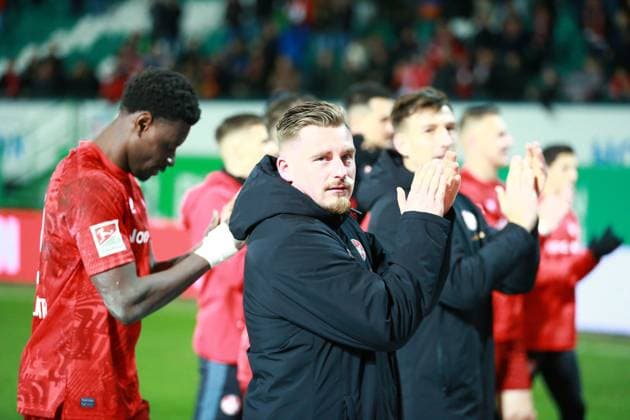 24.01.2025, xrekx, Fussball 2.Bundesliga, Spvgg Greuther Fuerth - 1.FC Kaiserslautern emspor, v.l. Marlon Ritter (1.FC Kaiserslautern) bedankt bedanken sich bei den Fans, the player thanks the fans for their support Die Mannschaft feiert den Sieg (DFL DFB REGULATIONS PROHIBIT ANY USE OF PHOTOGRAPHS as IMAGE SEQUENCES and or QUASI-VIDEO) Fuerth