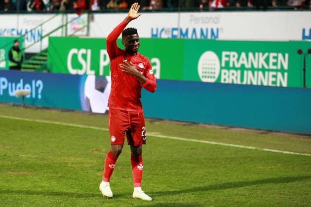 24.01.2025, xrekx, Fussball 2.Bundesliga, Spvgg Greuther Fuerth - 1.FC Kaiserslautern emspor, v.l. Afeez Aremu (1.FC Kaiserslautern) bedankt bedanken sich bei den Fans, the player thanks the fans for their support (DFL DFB REGULATIONS PROHIBIT ANY USE OF PHOTOGRAPHS as IMAGE SEQUENCES and or QUASI-VIDEO) Fuerth