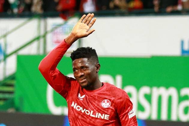 24.01.2025, xrekx, Fussball 2.Bundesliga, Spvgg Greuther Fuerth - 1.FC Kaiserslautern emspor, v.l. Afeez Aremu (1.FC Kaiserslautern) bedankt bedanken sich bei den Fans, the player thanks the fans for their support (DFL DFB REGULATIONS PROHIBIT ANY USE OF PHOTOGRAPHS as IMAGE SEQUENCES and or QUASI-VIDEO) Fuerth
