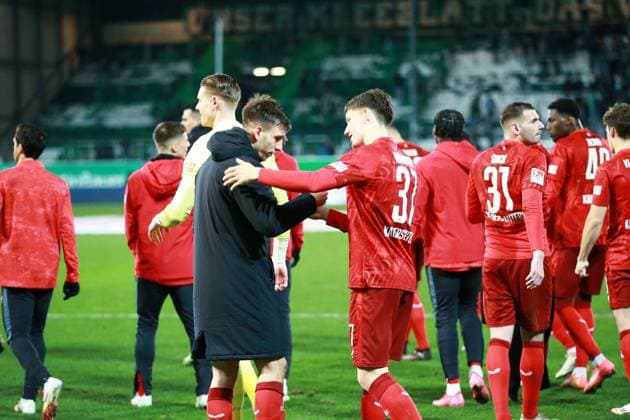 24.01.2025, xrekx, Fussball 2.Bundesliga, Spvgg Greuther Fuerth - 1.FC Kaiserslautern emspor, v.l. Daniel Hanslik (1.FC Kaiserslautern) Julian Krahl (1.FC Kaiserslautern) Leon Robinson (1.FC Kaiserslautern) lacht, laechelt, positiv, zufrieden, laughs, smiles, positive, satisfied (DFL DFB REGULATIONS PROHIBIT ANY USE OF PHOTOGRAPHS as IMAGE SEQUENCES and or QUASI-VIDEO) Fuerth