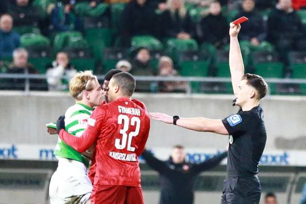 24.01.2025, xrekx, Fussball 2.Bundesliga, Spvgg Greuther Fuerth - 1.FC Kaiserslautern emspor, v.l. Philipp Müller Mueller (SpVgg Greuther Fuerth) Rote Karte erhalten, Received a red card Jan Gyamerah (1.FC Kaiserslautern) Faride Alidou (1.FC Kaiserslautern) (DFL DFB REGULATIONS PROHIBIT ANY USE OF PHOTOGRAPHS as IMAGE SEQUENCES and or QUASI-VIDEO) Fuerth