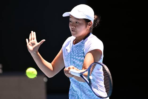 TENNIS AUSTRALIAN OPEN, Wakana Sonobe of Japan returns during her Junior Girls Singles final against Kristina Penickova of the USA during the 2025 Australian Open at Melbourne Park in Melbourne, Saturday, January 25, 2025. ( NO ARCHIVING, EDITORIAL USE ONLY, NO USE IN BOOKS WITHOUT CONSENT MELBOURNE VICTORIA AUSTRALIA  Copyright: xJAMESxROSSx 20250125172443702462