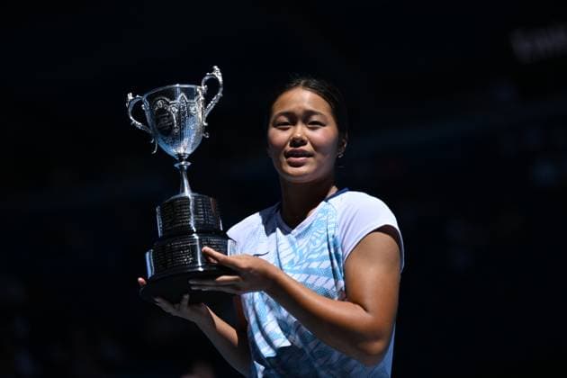TENNIS AUSTRALIAN OPEN, Wakana Sonobe of Japan holds the winners trophy following her Junior Girls Singles final win over Kristina Penickova of the USA during the 2025 Australian Open at Melbourne Park in Melbourne, Saturday, January 25, 2025. ( NO ARCHIVING, EDITORIAL USE ONLY, NO USE IN BOOKS WITHOUT CONSENT MELBOURNE VICTORIA AUSTRALIA  Copyright: xJAMESxROSSx 20250125191214775689