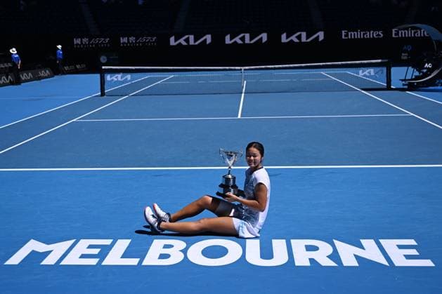 TENNIS AUSTRALIAN OPEN, Wakana Sonobe of Japan holds the winners trophy following her Junior Girls Singles final win over Kristina Penickova of the USA during the 2025 Australian Open at Melbourne Park in Melbourne, Saturday, January 25, 2025. ( NO ARCHIVING, EDITORIAL USE ONLY, NO USE IN BOOKS WITHOUT CONSENT MELBOURNE VICTORIA AUSTRALIA  Copyright: xJAMESxROSSx 20250125157362177653