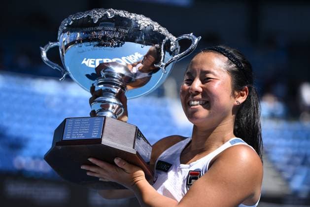 Sport Themen der Woche KW04 TENNIS AUSTRALIAN OPEN, Yui Kamiji of Japan with the winners trophy following her Women?s Wheelchair Singles final win against Aniek Van Koot of the Netherlands during the 2025 Australian Open at Melbourne Park in Melbourne, Saturday, January 25, 2025. ( NO ARCHIVING, EDITORIAL USE ONLY, NO USE IN BOOKS WITHOUT CONSENT MELBOURNE VICTORIA AUSTRALIA  Copyright: xJOELxCARRETTx 20250125183810321549