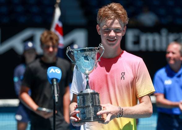 Henry Bernet (SUI) mit Pokal, Trophäe, Siegerehrung, Presentation, Australian Open 2025, Melbourne Park, Melbourne, Victoria, Australia. Copyright: xJuergenxHasenkopfx