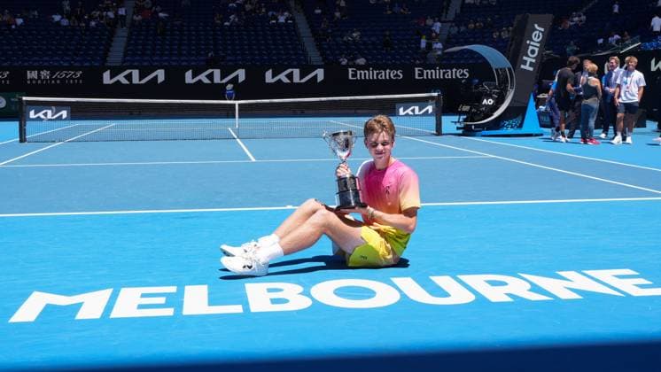 Henry Bernet (SUI) mit Pokal, Trophäe, Siegerehrung, Presentation, Australian Open 2025, Melbourne Park, Melbourne, Victoria, Australia. Copyright: xJuergenxHasenkopfx