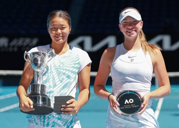 Finalistin Kristina Penickova (USA) und Wakana Sonobe (JPN) mit Pokal, Trophäe, Siegerehrung, Presentation, Australian Open 2025, Melbourne Park, Melbourne, Victoria, Australia. Copyright: xJuergenxHasenkopfx
