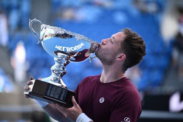 Sport Themen der Woche KW04 Sport Bilder des Tages TENNIS AUSTRALIAN OPEN, Alfie Hewett of the United Kingdom holds up the winners trophy following his Men?s Wheelchair Singles final win over Tokito Oda of Japan during the 2025 Australian Open at Melbourne Park in Melbourne, Saturday, January 25, 2025. ( NO ARCHIVING, EDITORIAL USE ONLY, NO USE IN BOOKS WITHOUT CONSENT MELBOURNE VICTORIA AUSTRALIA  Copyright: xJOELxCARRETTx 20250125112575968744