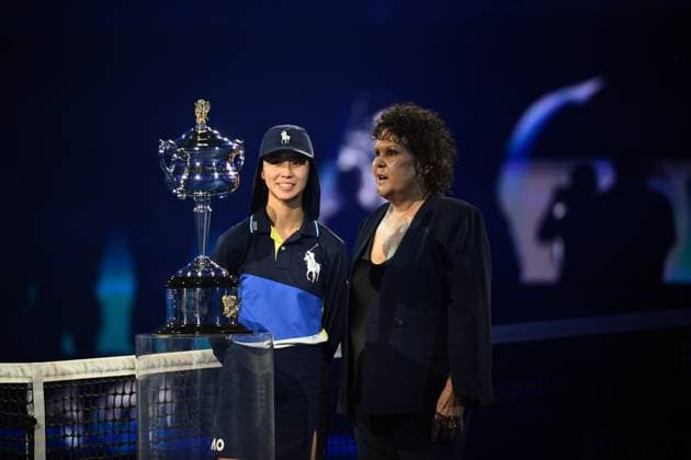 TENNIS AUSTRALIAN OPEN, Evonne Goolagong Cawley is joined by a ball kid and the Daphne Akhurst Nenorial Trophy ahead of Aryna Sabalenka of Belarus and Madison Keys of the USA in thew Women?s Singles Final during the 2025 Australian Open at Melbourne Park in Melbourne, Saturday, January 25, 2025. ( NO ARCHIVING, EDITORIAL USE ONLY, NO USE IN BOOKS WITHOUT CONSENT MELBOURNE VICTORIA AUSTRALIA  Copyright: xJOELxCARRETTx 20250125194278354538