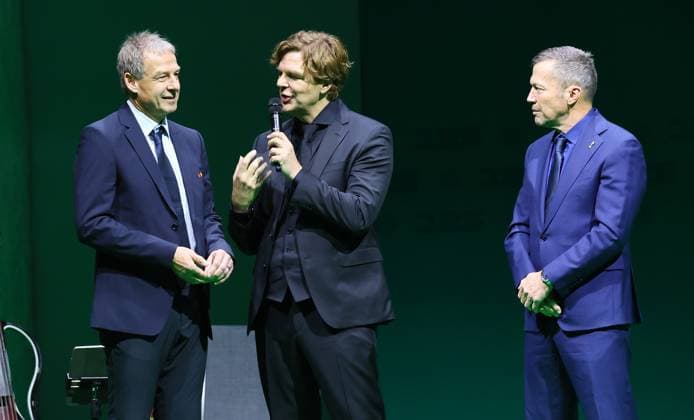 Bilder des Jahres 2025, Sport 01 Januar DFB 125 Jahre Leipzig, 24.01.2025, Kongresshalle, Festakt 125 Jahre DFB Jubiläum , Im Bild v.l.: DFB Ehrenspielführer Jürgen Klinsmann, Moderator Michael Steinbrecher und DFB Ehrenspielführer Lothar Matthäus , *** DFB 125 years Leipzig, 24 01 2025, Congress Hall, ceremony 125 years DFB anniversary , In the picture from l DFB honorary captain Jürgen Klinsmann, presenter Michael Steinbrecher and DFB honorary captain Lothar Matthäus , Picture Point