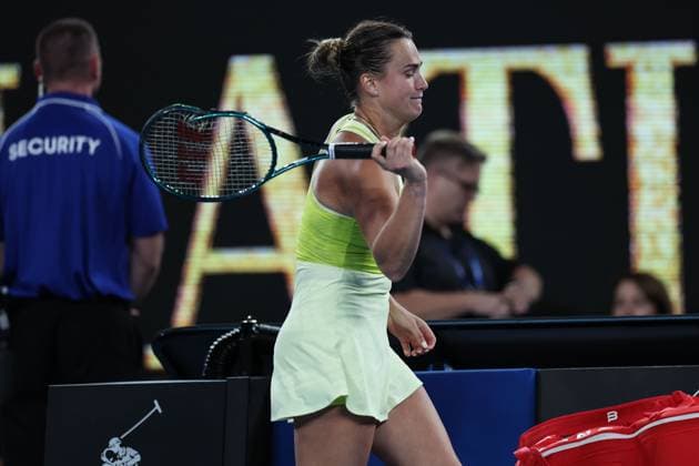 Sport Themen der Woche KW04 Aryna Sabalenka smashes her racket after Madison Keys wins the Women s Singles final match in the Rod Laver Arena Australian Open, Day Fourteen, Tennis, Melbourne Park, Melbourne, Australia - 25 Jan 2025  Copyright: xEllaxLing Shutterstockx 15108786w