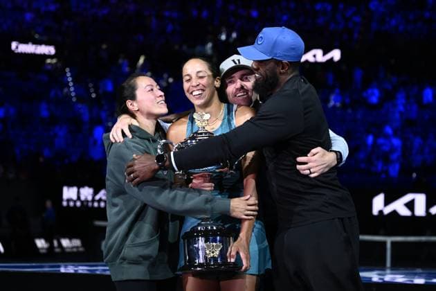 TENNIS AUSTRALIAN OPEN, Madison Keys of the USA is hugged by her team including husband and coach Bjorn Fratangelo as she holds the Daphne Akhurst Memorial Cup following her Women?s final win over Aryna Sabalenka of Belarus during the 2025 Australian Open at Melbourne Park in Melbourne, Saturday, January 25, 2025. ( NO ARCHIVING, EDITORIAL USE ONLY, NO USE IN BOOKS WITHOUT CONSENT MELBOURNE VICTORIA AUSTRALIA  Copyright: xJOELxCARRETTx 20250125125341651280